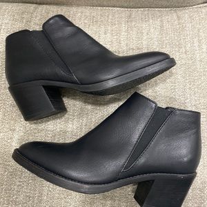 Aquatalia black ankle boots Size 8.